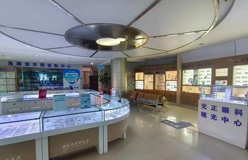 二、医生坐镇 + 真实实例,揭秘呼和浩特光正眼科医院的招牌魅力www.ybbee.com/
